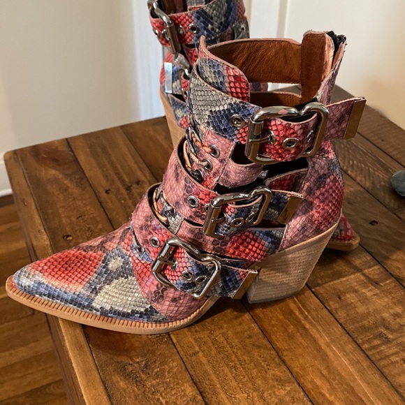 Women’s snake skin boots - Picture 2 of 3